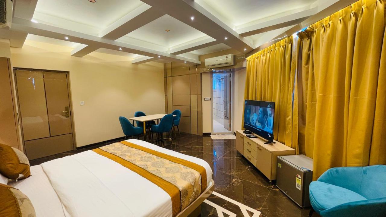 Home2 Renaissance Club Мумбаи Экстерьер фото