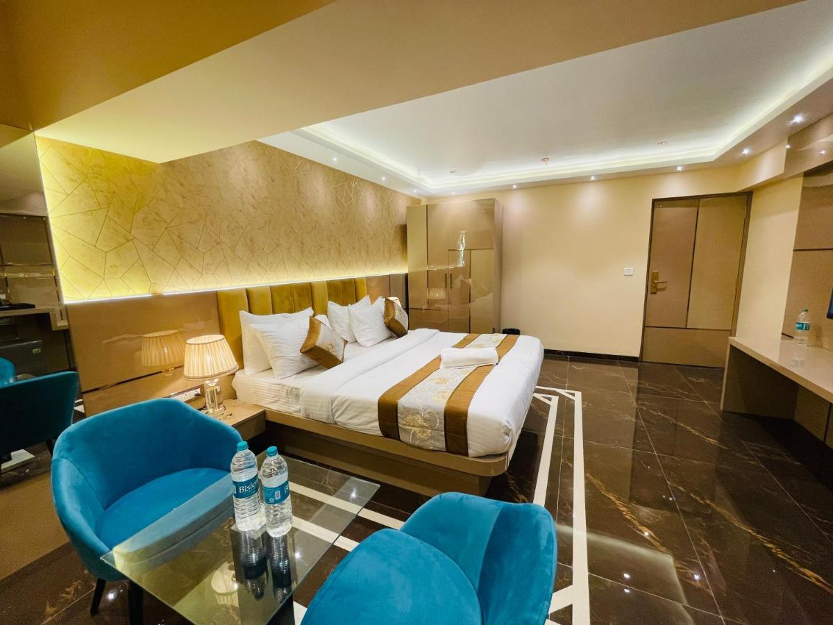 Home2 Renaissance Club Мумбаи Экстерьер фото