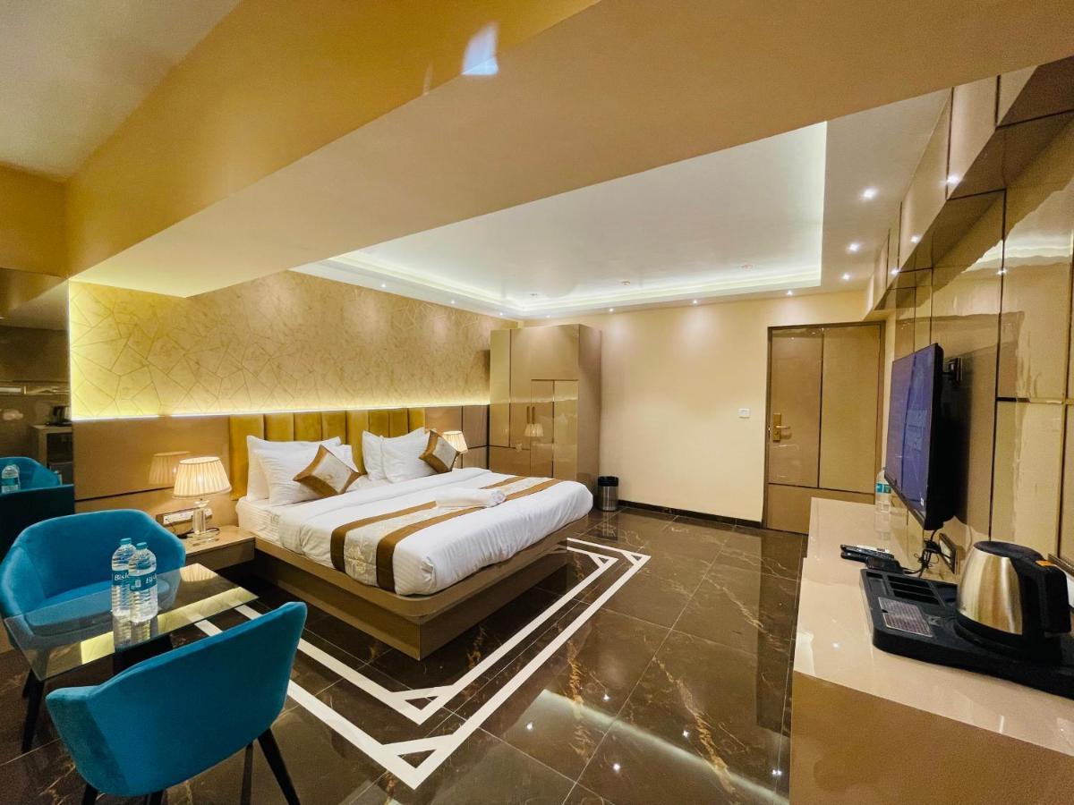 Home2 Renaissance Club Мумбаи Экстерьер фото