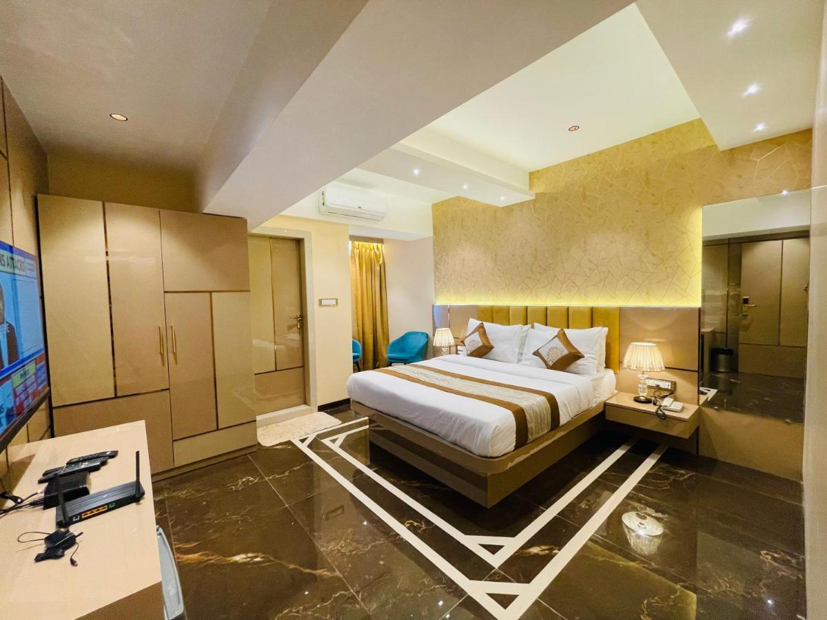 Home2 Renaissance Club Мумбаи Экстерьер фото