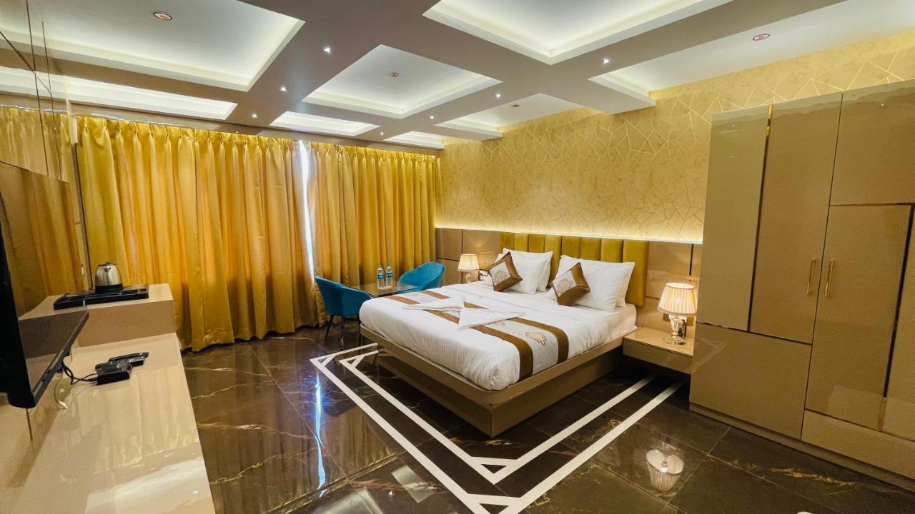 Home2 Renaissance Club Мумбаи Экстерьер фото