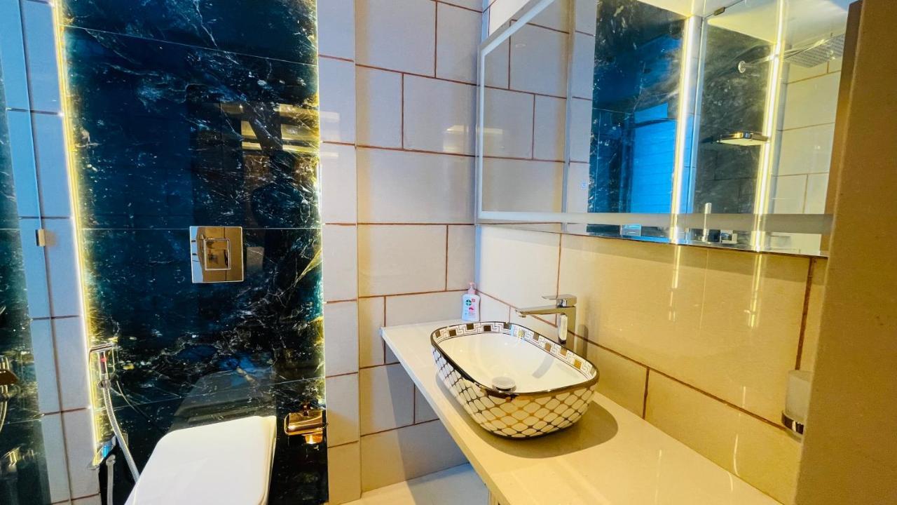 Home2 Renaissance Club Мумбаи Экстерьер фото