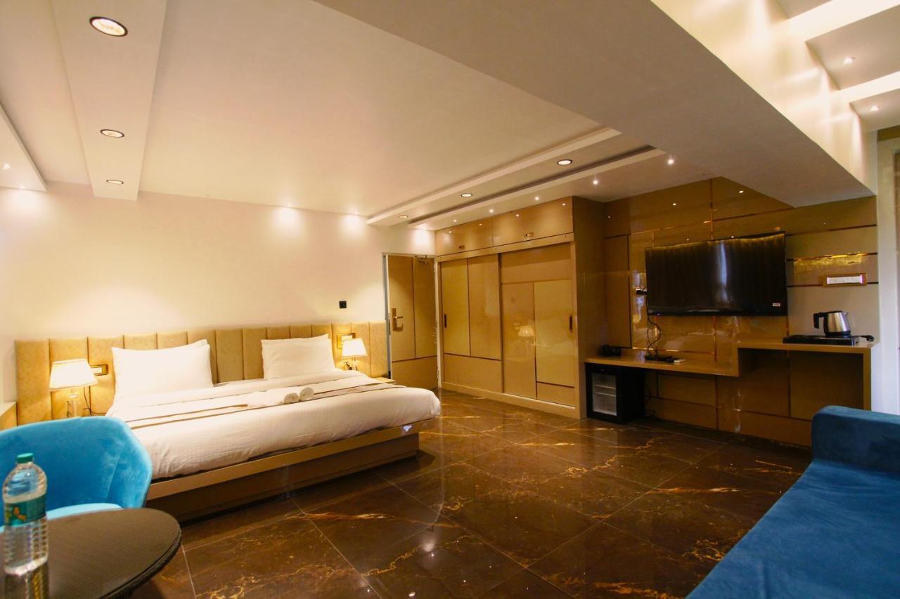 Home2 Renaissance Club Мумбаи Экстерьер фото